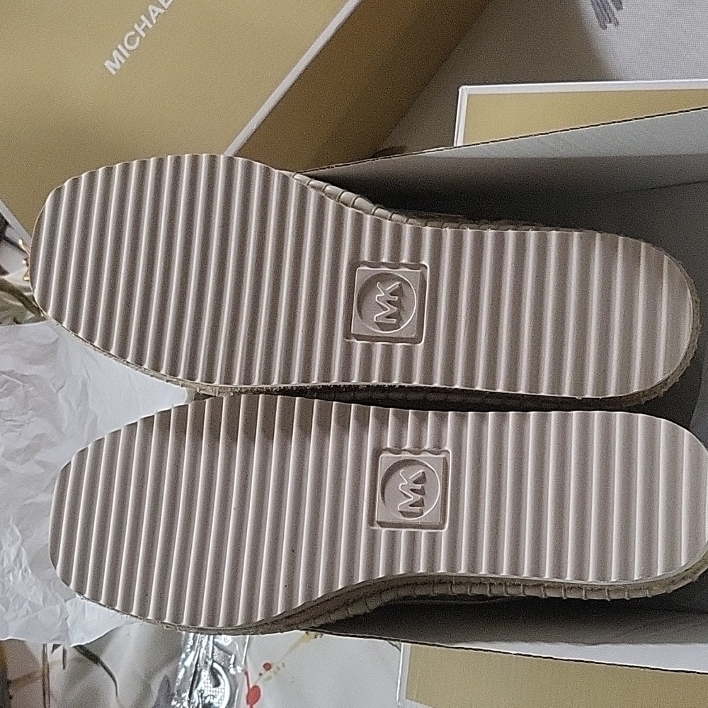 NWOT MK Ladies Espadrille, size 7, floral and Vanilla/cream color - Picture 6 of 6